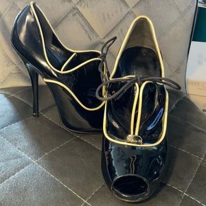 Beautiful vintage Gucci patent heels
